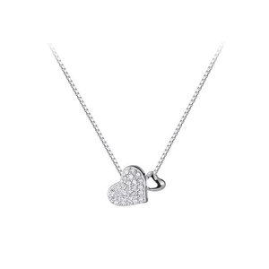 Collier double cœur en argent sterling S925 avec cristaux brillants sur fond blanc