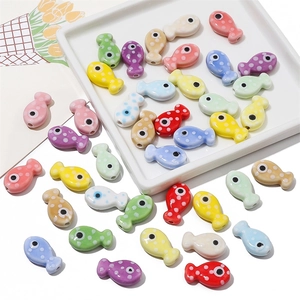 Perline colorate in ceramica a forma di pesce con pois per creazione di gioielli DIY