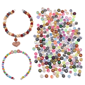 Dettaglio di perle acriliche 7x4mm a forma di luna e stella per creazione di gioielli DIY