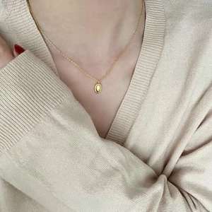 Elegante S925 Sterlingsilber Goldkette mit minimalistischem Oval-Anhänger am Model