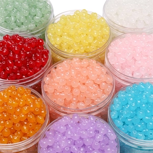Détail de perles lanterne en verre multicolores de 8mm pour la création de bijoux DIY