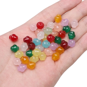 Gros plan de perles lanterne en verre translucide de 8mm pour la création de bijoux DIY