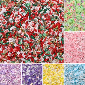 Detalle macro de rodajas de arcilla polimérica navideñas y flores con cuentas para joyas DIY