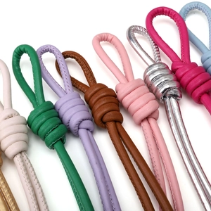 Llaveros de nudo de cuero trenzado a mano con costuras decorativas en varios colores vibrantes