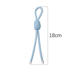 Llavero artesanal de 18cm con nudo de cuerda de cuero azul claro y tapas de metal