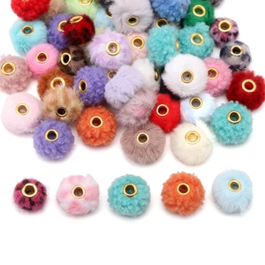 Perline pom-pom colorate in finta pelliccia di poliestere con occhielli d'oro per gioielli