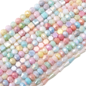 Makro-Detail von Pastell-Kristallglasperlen mit schillernder AB-Beschichtung für DIY-Schmuck