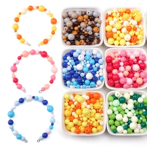 Perline colorate in acrilico in ciotole per fai da te con braccialetti pronti