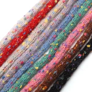 Makroaufnahme bunter Polyester-Hohlstrickschnüre für DIY-Schmuckherstellungsmaterial