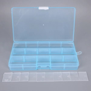 Detalle de la caja de plástico azul con divisores extraíbles para joyas y manualidades