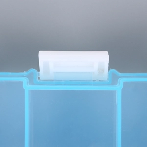 Detalle del cierre blanco en una caja de almacenamiento de plástico azul translúcido