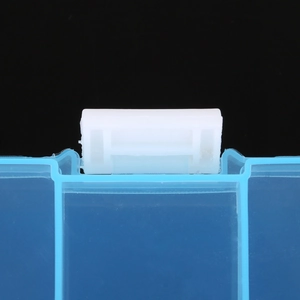 Detalle macro del cierre de plástico blanco en una caja joyero azul semitransparente