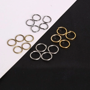 Sortierte DIY-Biegeringe in vier Metallfarben für die Herstellung von Armbändern