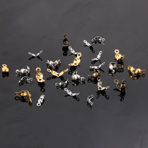 Sortierte Schmuckverschlüsse in Gold Silber und Bronze auf schwarzem Hintergrund