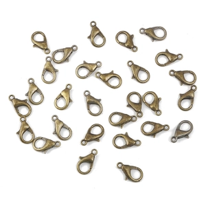 Détail de fermoirs mousquetons en alliage bronze vieilli pour la création de bijoux DIY