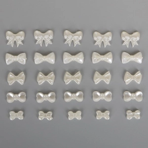 Vista macro de 25 lazos de resina ABS blanco perla para accesorios de pelo y nail art DIY