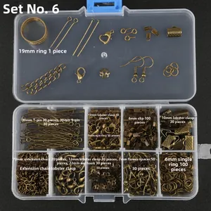 Detail van antieke bronzen DIY-sieradenset met kreeftsluitingen en oorhaakjes