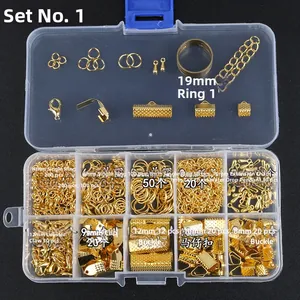 Detalle del kit de joyería DIY dorado con cierres de langosta y anillas en caja de plástico
