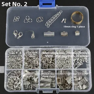 Vista de primer plano de kit para hacer joyas con cierres de langosta y anillas en una caja