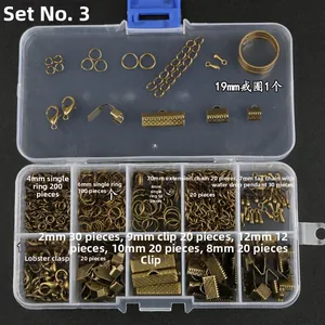 Detalle del kit de fornituras de bronce para joyas con cierres de langosta y anillas