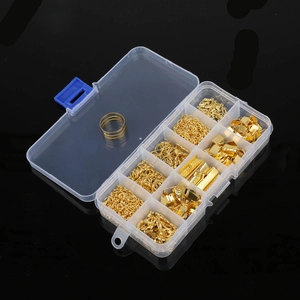 Detalle del kit de joyería DIY dorada con cierres de langosta y anillas en caja de 10 rejillas