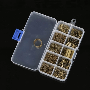 Detalle de accesorios de joyería DIY en bronce antiguo en caja de 10 compartimentos