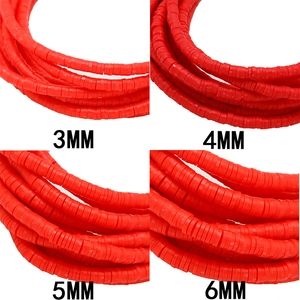Vue détaillée comparant des perles heishi rouges de 3mm à 6mm en argile polymère pour bijoux
