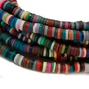 Vue macro de perles heishi colorées en argile polymère pour création bijoux