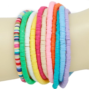 Détail de bracelets en perles Heishi en pâte polymère colorée de style bohème d'été