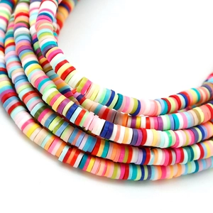 Gros plan de perles plates en pâte polymère colorée pour création de bijoux
