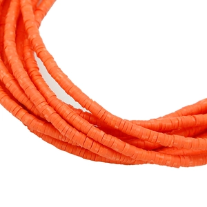 Gros plan de perles heishi en pâte polymère orange vif pour accessoires de bijoux DIY