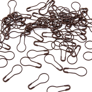 Vue macro des épingles de sûreté marron foncé pour marqueurs de tricot et étiquettes