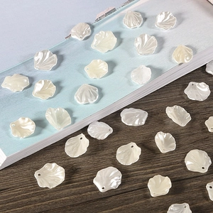 Dettaglio delle perle a forma di conchiglia in ABS bianco perlato per gioielli