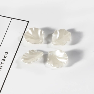 Vista macro di perle a petalo bianco perlato per la creazione di accessori per capelli