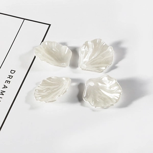 Confezione da quattro perle di petali di peonia in finta perla ABS bianca con venature