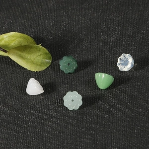 Makroaufnahme von handgefertigten Lotusperlen aus grünem Glas für DIY-Haarschmuck