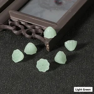 Dettaglio di perline a forma di loto verde chiaro per la creazione di gioielli fai-da-te