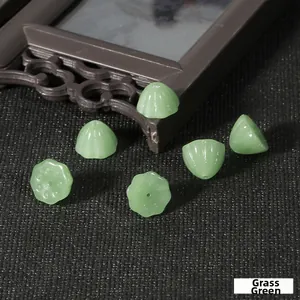 Vista macro di perline a forma di loto verde chiaro per gioielli fai-da-te e forcine