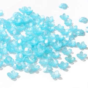 Dettaglio di fiori in resina perlata blu cielo per accessori per capelli fai da te