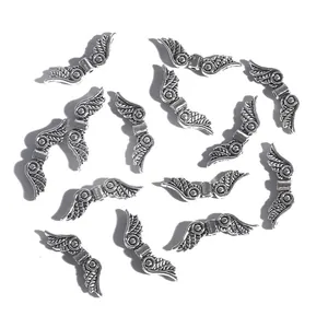 Détail macro de pendentifs ailes d'ange 7x23mm en alliage argent antique pour bijoux DIY