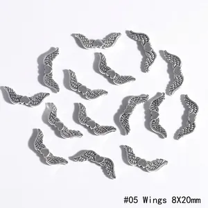 Vue détaillée de breloques ailes en argent avec cœur pour création de bijoux DIY