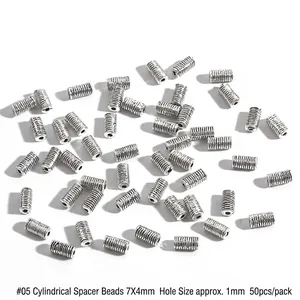Makro-Detail von 7x4mm silbernen Zylinder-Abstandshalter-Perlen mit Spiralstruktur