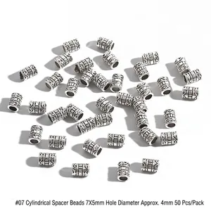 Makro-Detail von 7x5mm antik-silbernen Zylinderperlen für DIY-Schmuckherstellung
