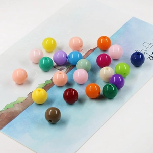 Gros plan de perles acryliques colorées avec finition brillante pour bijoux DIY