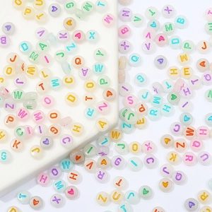 Nahaufnahme bunter Makronen-Acryl-Alphabet-Perlen für DIY-Schmuck und Handwerk