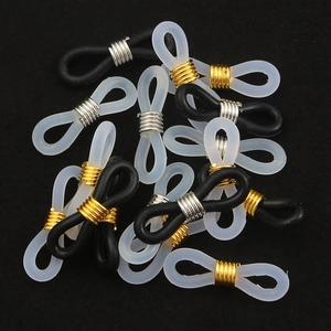Détail de connecteurs en silicone pour chaînes de lunettes avec boucles dorées et argentées