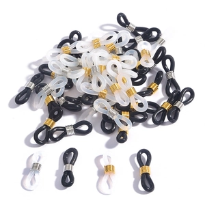 Détail des connecteurs en silicone pour chaînes de lunettes avec boucles métalliques