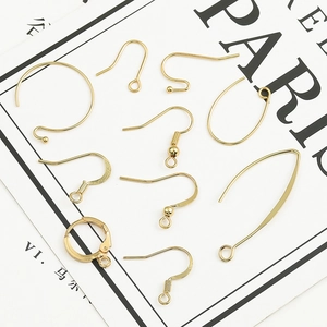Détail macro de crochets d'oreilles en cuivre plaqué or 18K pour la création de bijoux DIY