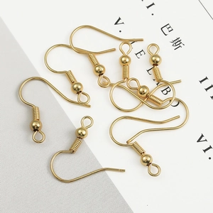 Détail macro de crochets d'oreilles dorés 18K avec poinçon S925 pour création bijoux