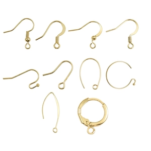 Crochets d'oreilles plaqués or 18K assortis et composants de bijoux DIY sur fond blanc